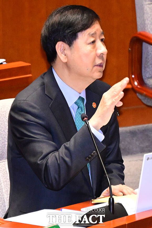 조정훈 의원의 질의에 답변하는 구윤철 경제부총리 겸 기획재정부 장관.