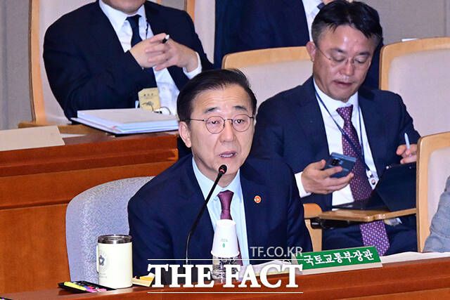 질의 답하는 윤후덕 장관.