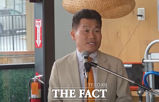 전 한국사 강사이자 보수 유튜버인 전한길 씨가 "이재명 지지자들이 밤에 성폭행 당하고, 중국인들한테 팔려가고 당해봐야지"라며 외국인 관광객들의 무비자 입국을 비판하며 폭언했다. /전한길뉴스 캡쳐