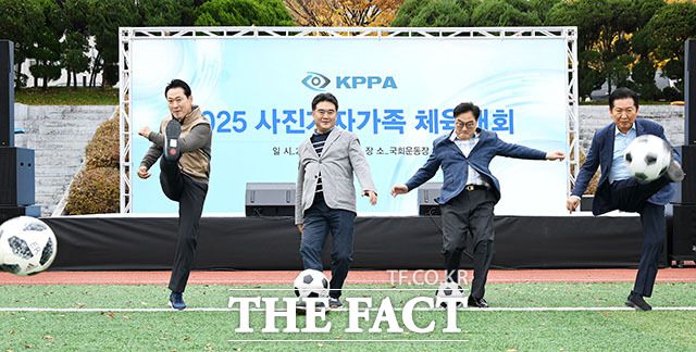 장동혁(왼쪽부터) 국민의힘 대표와 이호재 한국사진기자협회장, 우원식 국회의장, 정청래 더불어민주당 대표가 8일 서울 여의도 국회운동장에서 한국사진기자협회 주최로 열린 '2025 사진기자가족 체육대회'를 방문해 시축하고 있다. /사진공동취재단