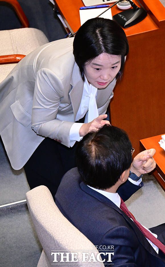 여야 간사인 이소영 더불어민주당 의원(위)과 박형수 국민의힘 의원이 대화하고 있다.