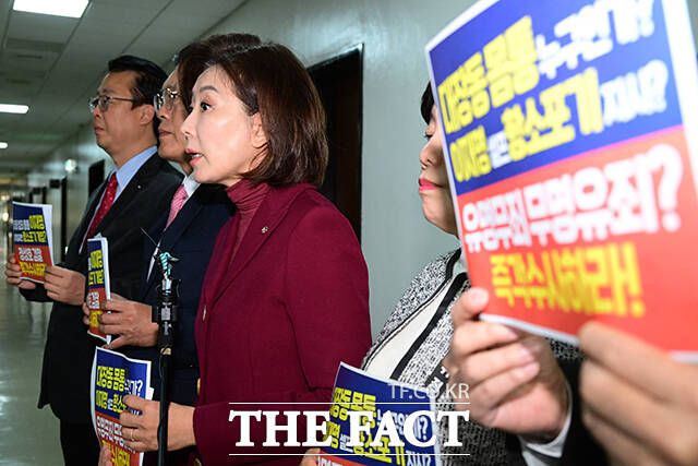 국민의힘 소속 법제사법위원 곽규택, 송석준, 나경원 의원(왼쪽부터)이 10일 오전 서울 여의도 국회 법제사법위원회 회의실 앞에서 검찰의 '대장동 사건' 항소 포기와 관련해 기자회견을 하고 있다. /국회=남윤호 기자