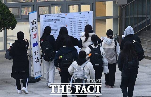 직장인 블라인드에 올라온 수능 응원 초콜릿 관련 글이 화제다. 한 공무원이 팀장 자녀의 수능을 맞아 팀원들의 돈을 걷어 초콜릿을 선물한 뒤 개인이 선물한 것처럼 행동해 논란이 일고 있다. /더팩트 DB