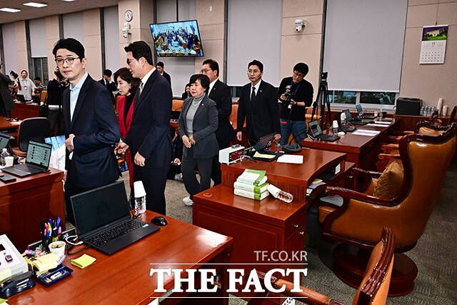 국민의힘 법사위 소속 의원들이 11일 오후 서울 여의도 국회에서 법제사법위원회 전체회의가 정회된 뒤 회의장을 나서고 있다. /국회=배정한 기자