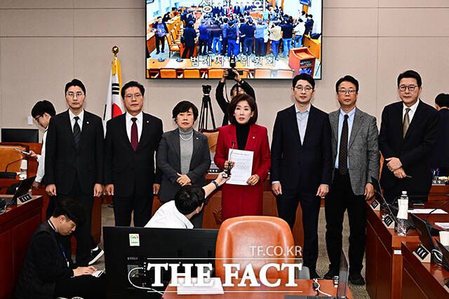 전체회의가 정회된 뒤 발언하는 국민의힘 의원들.