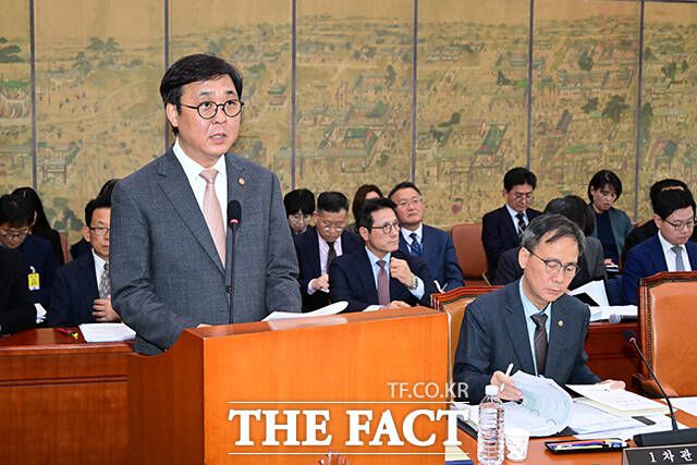 최휘영 문화체육관광부 장관이 11일 오후 서울 여의도 국회에서 열린 문화체육관광위원회 전체회의에 참석해 2026년 예산안 제안설명을 하고 있다. /국회=남윤호 기자