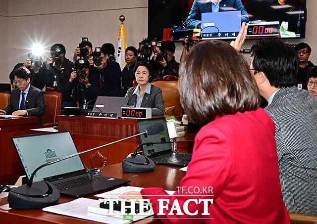 추미애 법사위원장에게 의사진행 발언 신청하는 나경원 국민의힘 의원(오른쪽).