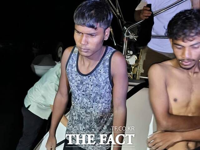 유엔난민기구에 따르면 지난 1월부터 11월 초까지 5100명 이상의 로힝야족이 말레이시아나 방글라데시로 향하는 배를 탔고, 그중 약 600명이 사망하거나 실종된 것으로 추정된다. 사진은 지난 8일 말레이시아 북부 휴양지 랑카위 앞바다에서 구조된 사고 생존자들의 모습.