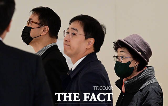 특정범죄 가중처벌법상 국고손실 혐의를 받는 김건희 씨의 모친 최은순 씨(오른쪽)와 오빠 김진우 씨가 11일 오전 서울 광화문 KT 웨스트 빌딩에 마련된 김건희특검 사무실로 출석하고 있다. /임영무 기자