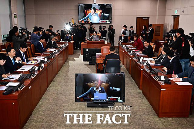 개회 선언하는 추미애 법사위원장.