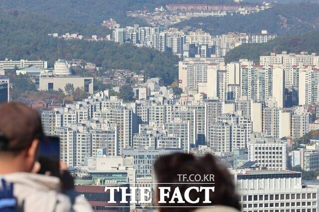 국토교통부에 따르면 지난 2023년 기준 생애 최초 주택을 마련하는 데 걸린 기간은 평균 7.7년으로, 전년 대비 4개월 증가했다. 기간이 늘어난 원인으로는 주택가격 상승이 거론된다. /뉴시스