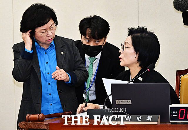 대화하는 김현 더불어민주당 의원(왼쪽)과 최민희 과방위원장(오른쪽).