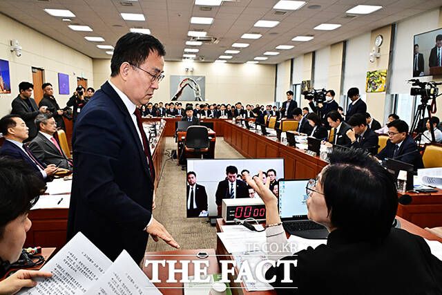 대화하는 최형두 국민의힘 의원(왼쪽)과 최민희 과방위원장(오른쪽).