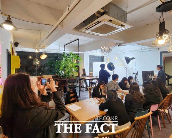 한남대학교 대학일자리플러스센터와 대전 청춘터전 소프라임이 12일 졸업생과 미취업 지역 청년을 위해 맞춤형 프로그램의 일환으로 ‘2025 졸업생 특화 프로그램 반드시 보게 되는 사진 메이크업’을 2차례에 걸쳐 운영했다. /한남대학교