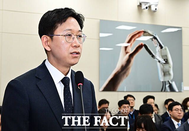 배경훈 과학기술부총리 겸 과학기술정보통신부 장관이 12일 오전 서울 여의도 국회에서 열린 과학기술정보방송통신위원회 전체회의에 출석해 인사말을 하고 있다. /국회=배정한 기자