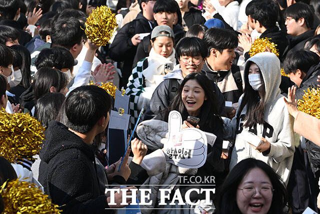 2026학년도 대학수학능력시험(수능)을 하루 앞둔 12일 오전 서울 은평구 은평고등학교에서 1,2학년 학생들이 수험표를 받은 뒤 학교를 나서는 수험생들을 응원하고 있다. /남용희 기자