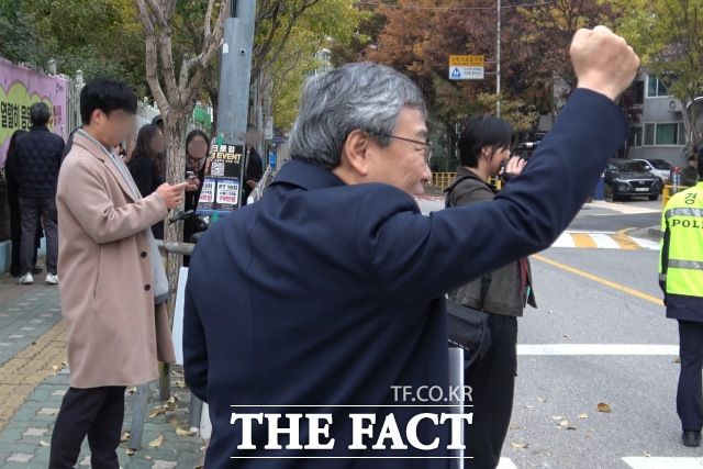 정근식 서울시교육감이 2026학년도 대학수학능력시험일인 13일 서울 광진구 광남고등학교 입구에서 수험생들을 응원하고 있다. /서울 광진구=김민지 기자