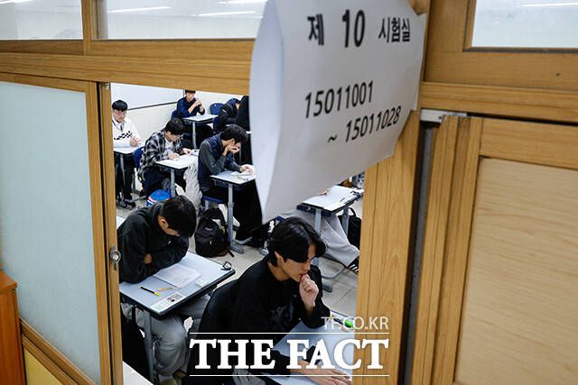 경복고등학교에 마련된 고사장에서 수험생들이 시험 시작을 준비하고 있다. /사진공동취재단