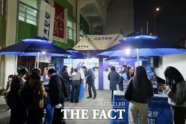 지난 11월 4일 잠실학생체육관에서 진행된 스포츠토토 현장 프로모션 행사에 시민들이 참여하고 있다./한국스포츠레저