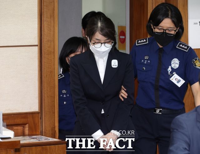 도이치모터스 주가조작과 명태균 공천개입, 통일교 청탁·뇌물 수수 의혹 혐의 등으로 구속기소 된 김건희 씨(파면된 전직 대통령 윤석열의 아내)가 24일 오후 서울 서초구 서울중앙지방법원에서 열린 첫 재판에 출석하고 있다. /사진공동취재단