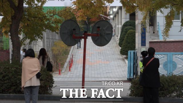 수험생 학부모들이 2026학년도 대학수학능력시험이 열리는 13일 오전 서울 송파구 문정동 문정고등학교 앞에서 정문이 닫히기를 초조하게 기다리고 있다. /이상빈 기자