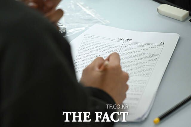 2026학년도 대학수학능력시험이 실시된 13일 오전 서울 종로구 경복고등학교에 마련된 고사장에서 수험생이 시험을 준비하고 있다. /사진공동취재단