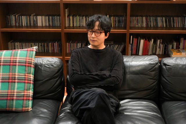 루시드폴은 '또 다른 곳'을 디스토피아지만 어쩌면 더 좋은 곳으로 갈 수 있지 않을까라는 생각으로 먼 곳을 바라보며 웃음을 짓는 음악가의 이야기라고 설명했다./안테나