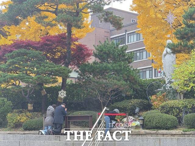 13일 2026학년도 대학수학능력시험(수능) 당일 아침 서울 중구에 위치한 명동성당을 찾은 중년부부가 수험생 자녀를 위해 기도를 하고 있다. /명동성당=오승혁 기자