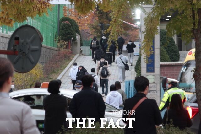 2026학년도 대학수학능력시험이 열리는 13일 오전 서울 송파구 문정동 문정고등학교로 수험생들이 들어가고 있다. 그 모습을 학부모들이 뒤에서 지켜보고 있다. /이상빈 기자