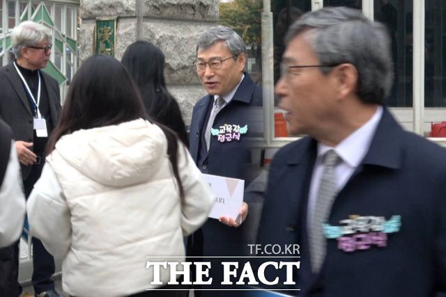 정근식 서울시교육감이 2026학년도 대학수학능력시험일인 13일 서울 광진구 광남고등학교 입구에서 수험생들을 응원하고 있다. /서울 광진구=김민지 기자