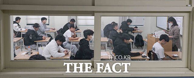 용산구 용산고등학교에서 시험 시작을 기다리는 수험생들. /사진공동취재단