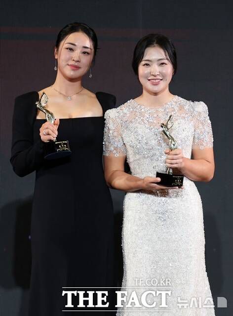 지난해 KLPGA투어에서 대상, 상금왕, 평균타수상 등 3관왕을 차지한 윤이나(왼쪽)가 신인상을 받은 유현조와 함께 시상식에서 트로피를 들고 기념 촬영하고 있는 모습./뉴시스 yesphoto@newsis.com
