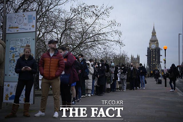 P오는 26일 발표될 영국 정부 예산안에는 약 300억 파운드(약 57조8800억원)에 달하는 재정 적자를 줄이기 위한 증세가 포함될 전망이다. 이는 지지자들의 기대와는 상반되는 행보다. 사진은 지난 2021년 12월 14일 런던의 '빅벤' 시계탑(엘리자베스 타워)과 국회의사당 모습. /AP. 뉴시스