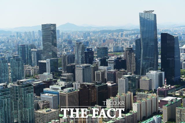 금융당국은 올해 가계부채 증가율을 명목성장률 수준(연간 3.8% 내외)로 관리하겠다는 목표를 재확인했고, 스트레스 DSR 등 규제는 연동 강화됐다. /더팩트 DB