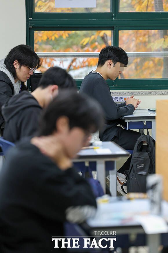 용산고등학교에서 수험생이 시험을 준비하고 있다. /사진공동취재단