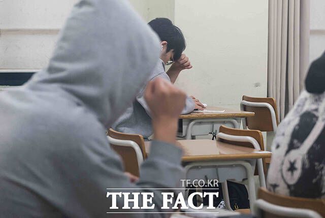 수험생들이 시험 준비를 하고 있다. /사진공동취재단