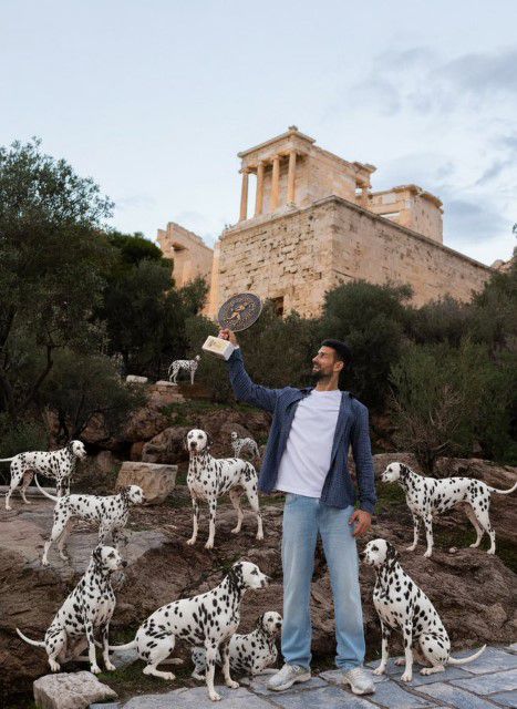 이것도 유머의 한 종류. 조코비치는 이번 101번째 우승 후 달마시안들과 함께 우승트로피를 든 합성사진을 공개했다. 영화 '101마리 달마시안'을 안다면 웃음이 절로 나오게 된다. / 조코비치 소셜미디어