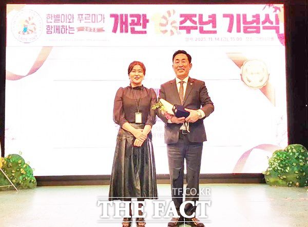 이효성 대전시의회 의원(복지환경위원장, 국민의힘·대덕구1, 사진 오른쪽)이 14일 열린 대전시어린이회관 개관 16주년 기념식에서 어린이 복지 증진과 회관 발전에 기여한 공로로 감사패를 받았다. /의원실