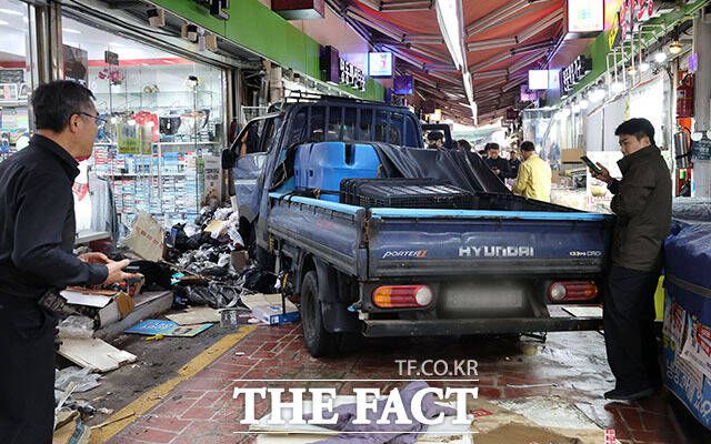 13일 오전 경기 부천시 오정구 제일시장에서 A 씨가 몰던 1톤 트럭이 시장 인도로 돌진하는 사고가 발생했다. /인천일보