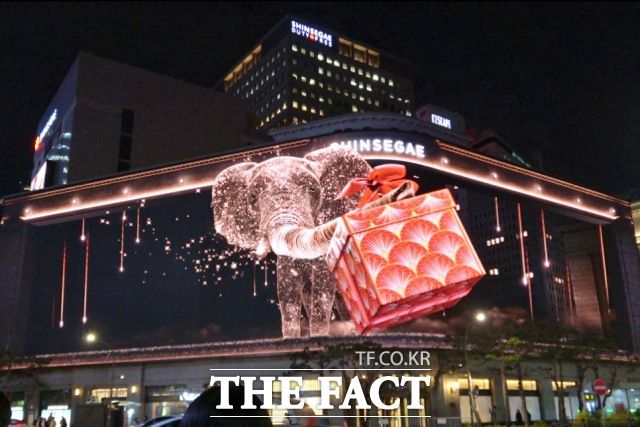 지난 12일 서울 중구 신세계백화점 본점 신세계스퀘어에서 크리스마스 영상이 상영되는 가운데 후반부 선물 상자를 든 코끼리가 등장하고 있다. /이상빈 기자