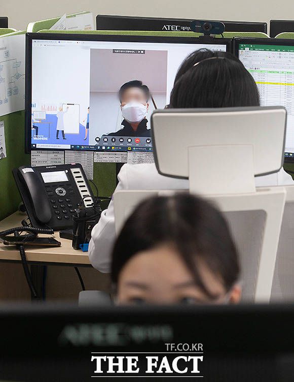 19일 오후 경기 성남시 성남시의료원 재택치료상황실에서 의료진이 코로나19 재택치료 환자와 비대면 진료를 하고 있다. 사진은 기사 내용과 관련없음/더팩트 DB