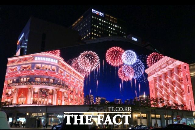 지난 12일 서울 중구 신세계백화점 본점 신세계스퀘어에서 크리스마스 영상이 상영되고 있다. /이상빈 기자