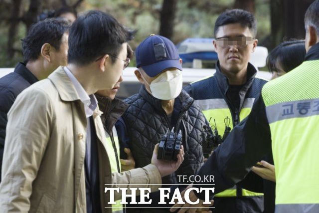 경기 부천 제일시장에서 트럭 돌진 사고를 낸 A 씨가 15일 인천지방법원 부천지원에서 열린 구속 전 피의자 심문(영장실질심사)에 출석하고 있다. /뉴시스