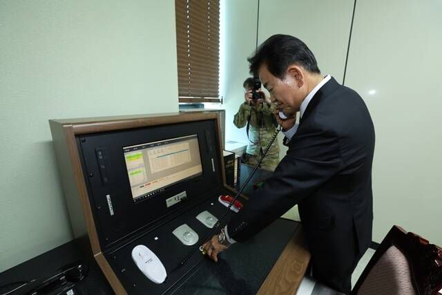 정동영 통일부 장관이 지난 7월 취임 첫 일정으로 판문점을 찾아 남북 연락 채널을 점검한 모습. 당시에도 북한의 응답은 없었다. 최근까지 북한은 남북 관계의 완전 단절을 실체화하고 있다는 게 정부 평가다. /통일부