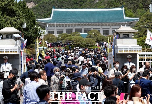 제20대 윤석열 대통령의 취임일인 2022년 5월 10일 서울 종로구 청와대 개방 행사에 시민들이 정문을 통해 청와대로 입장하는 모습. /이새롬 기자