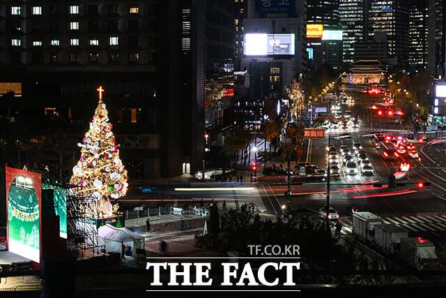 2025 대한민국 성탄 축제 ‘성탄트리 점등식’이 17일 오후 서울 중구 서울시청 앞 서울광장에서 열린 가운데 성탄트리가 환하게 불을 밝히고 있다. /서예원 기자
