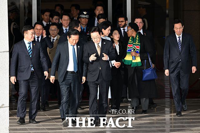 이재명 대통령이 주요 20개국(G20) 정상회의 참석을 위해 17일 오전 경기도 성남시 서울공항에서 출국하며 정청래 더불어민주당 대표와 대화를 나누고 있다. /서울공항=남용희 기자
