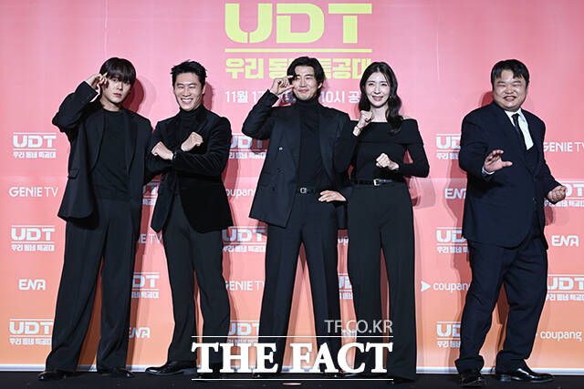 배우 이정하와 진선규, 윤계상, 김지현, 고규필(왼쪽부터)이 17일 오후 서울 광진구 풀만 앰버서더 서울 이스트폴 그랜드 볼룸에서 열린 쿠팡플레이X지니TV 오리지널 시리즈 ‘UDT:우리 동네 특공대’ 제작발표회에 참석해 포즈를 취하고 있다. /서예원 기자