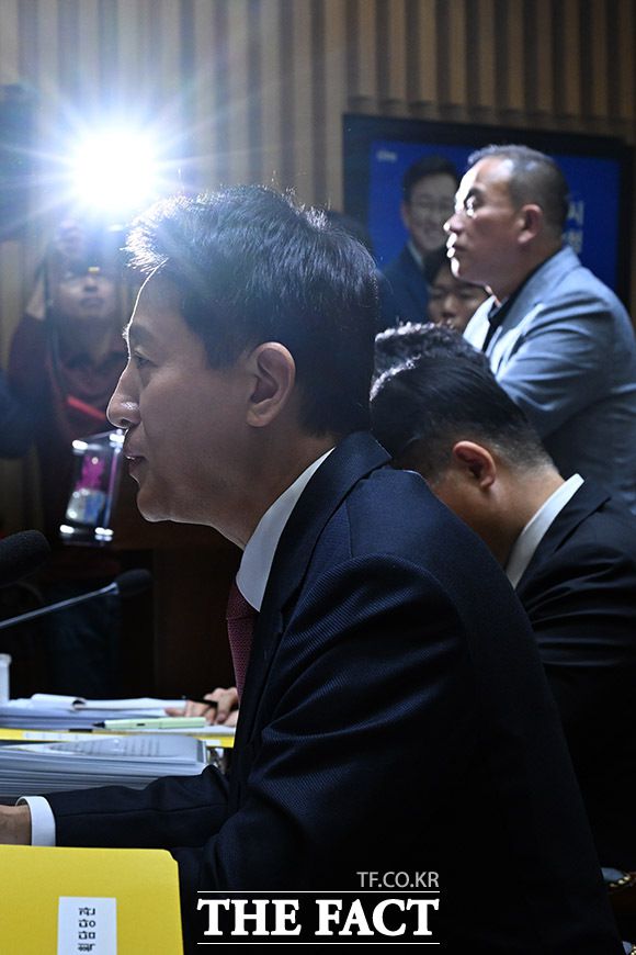 명태균 씨가 지난달 23일 오전 서울 중구 서울시청에서 열린 국회 행정안전위원회의 서울시청에 대한 국정감사에서 증인으로 출석해 의원 질의에 답하고 있다. /남용희 기자