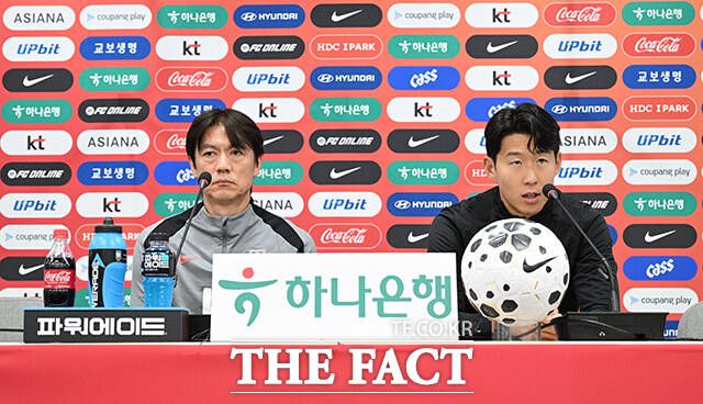 한국 축구 국가대표팀 홍명보 감독(왼쪽)과 주장 손흥민이 17일 오후 서울월드컵경기장에서 열린 가나전 대비 기자회견에 참석해 취재진 질문에 답변하고 있다. /서울월드컵경기장=박헌우 기자